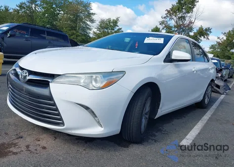 2015 Toyota Camry Le z USA, uszkodzony, nr VIN 4T1BF1FK6FU071111